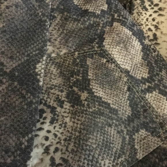 + Snake Print Boyfriend Roll Hem Jeans! NEW! - Picture 5 of 10